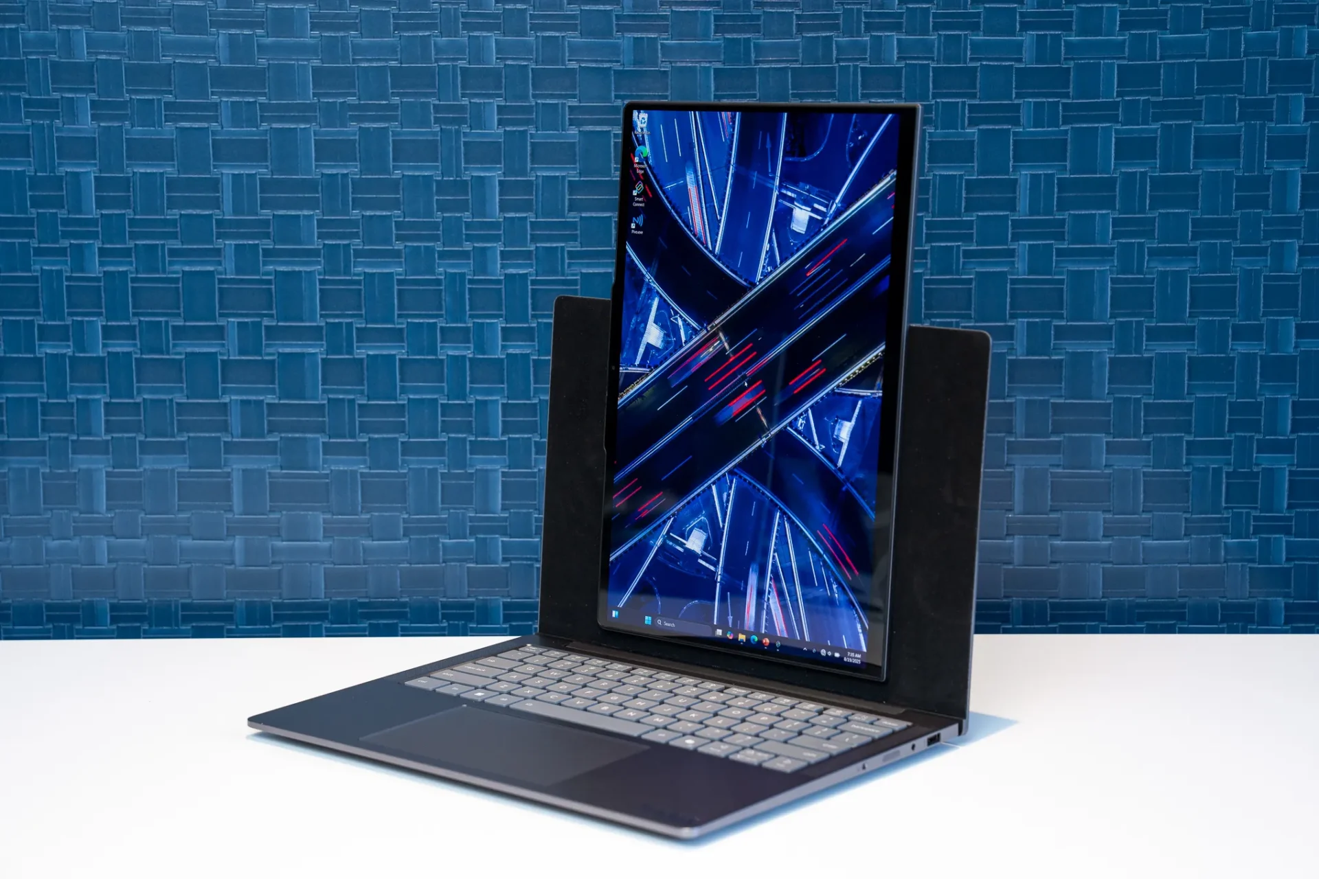 Lenovo demos laptop with screen that swivels to portrait mode